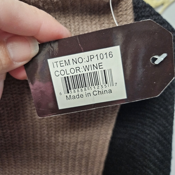 NWT Short poncho fringed sweater one size fit - Picture 3 of 5